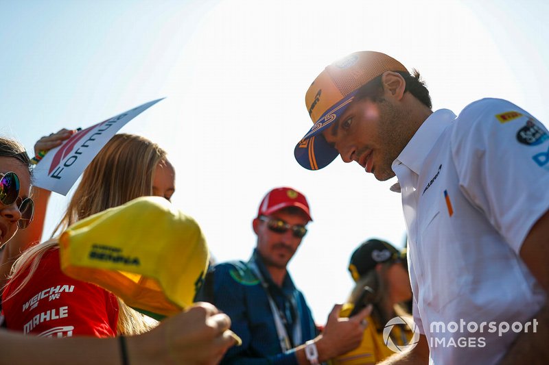 Carlos Sainz Jr., McLaren firma autógrafos para los aficionados