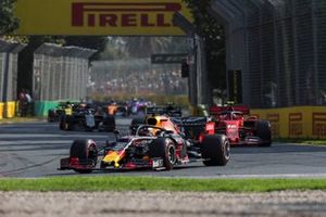 Max Verstappen, Red Bull Racing RB15, voor Charles Leclerc, Ferrari SF90, en Kevin Magnussen, Haas F1 Team VF-19