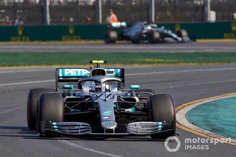 Valtteri Bottas, Mercedes AMG W10, lidera a Lewis Hamilton, Mercedes AMG F1 W10