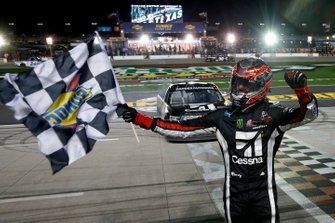 Race Winner Kyle Busch, Kyle Busch Motorsports, Toyota Tundra Cessna