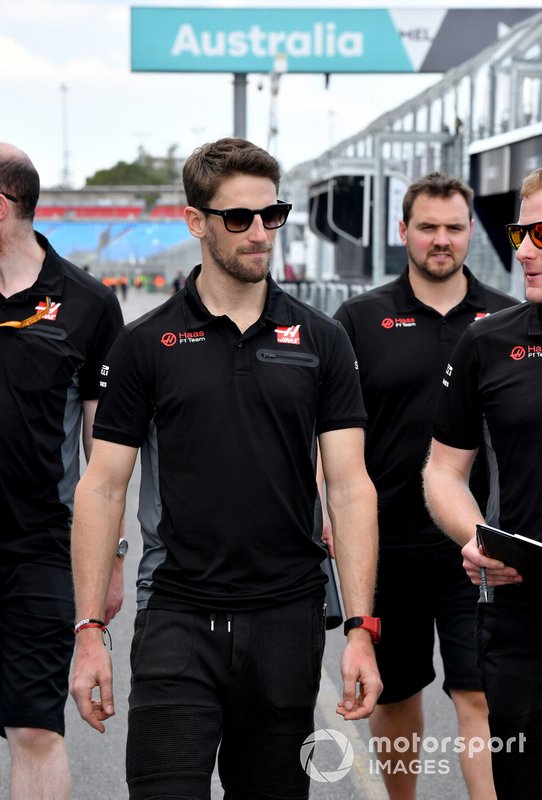 Romain Grosjean, Haas F1 on his trackwalk with members of the team