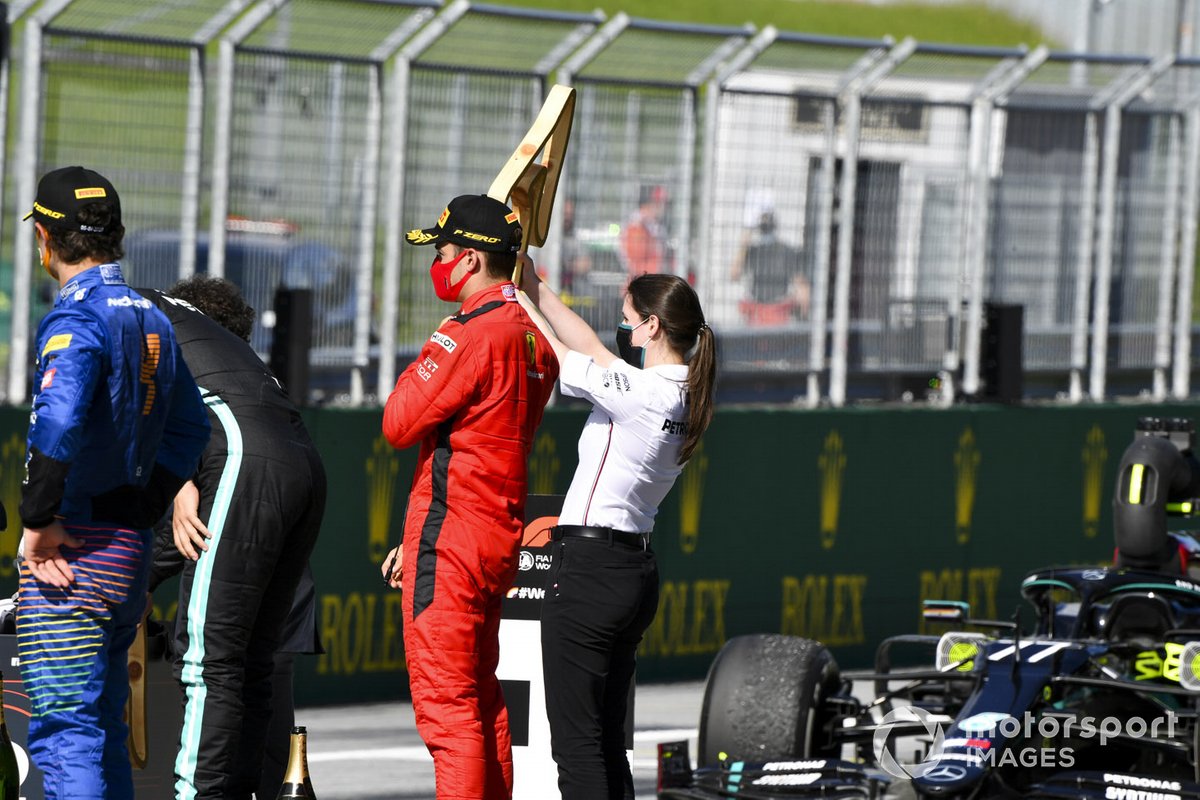 Holly Smith, ingeniera de motor de Mercedes-AMG Petronas F1, recibe el trofeo en el podio