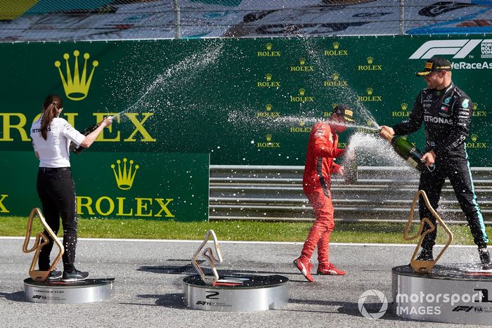 Podio: segundo lugar Charles Leclerc, Ferrari, ganador Valtteri Bottas, Mercedes AMG F1 celebran
