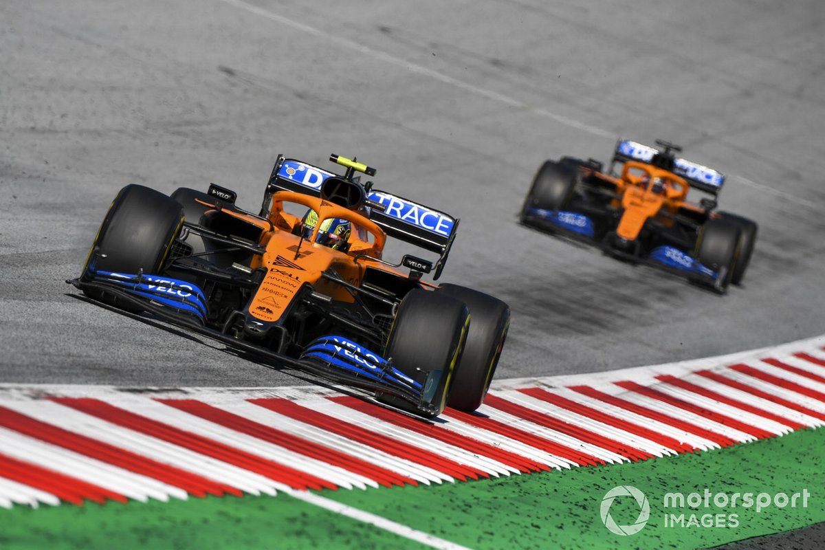 Lando Norris, McLaren MCL35, precede Carlos Sainz Jr., McLaren MCL35