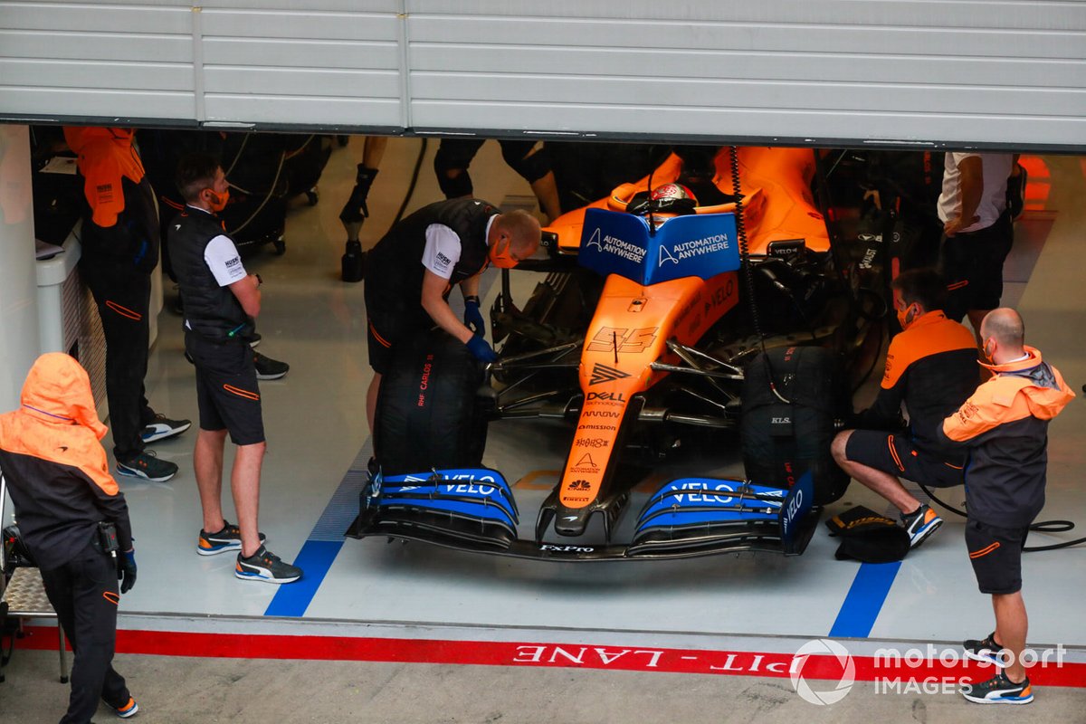Carlos Sainz Jr., McLaren, en el garaje