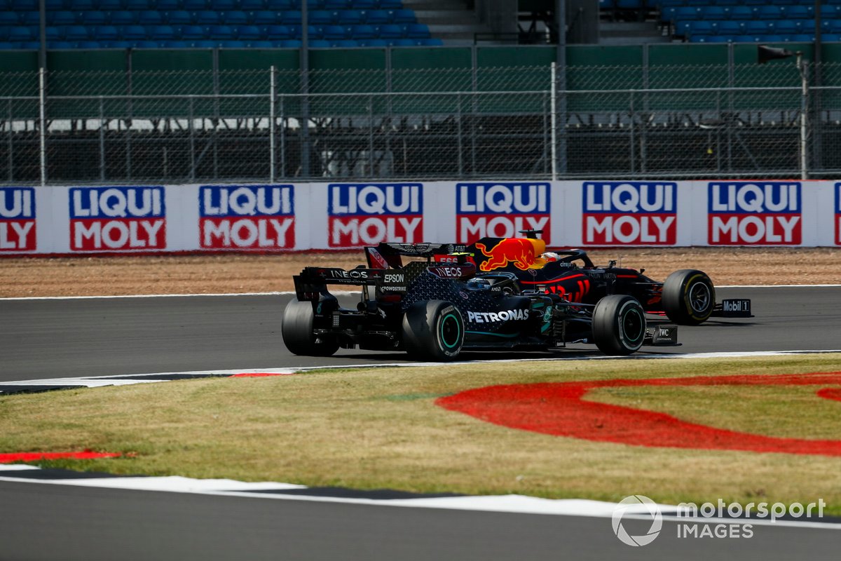 Max Verstappen, Red Bull Racing RB16, pasa a Valtteri Bottas, Mercedes F1 W11