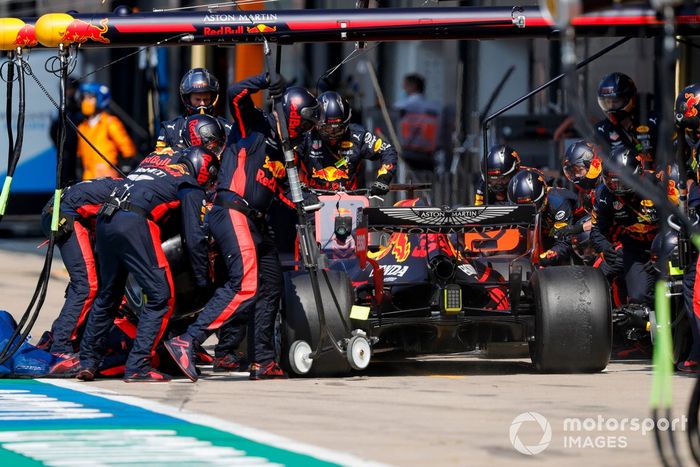 Max Verstappen, Red Bull Racing RB16, pit stop