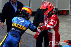 El ganador de la carrera Fernando Alonso, Renault le da la mano al segundo lugar Michael Schumacher, Ferrari