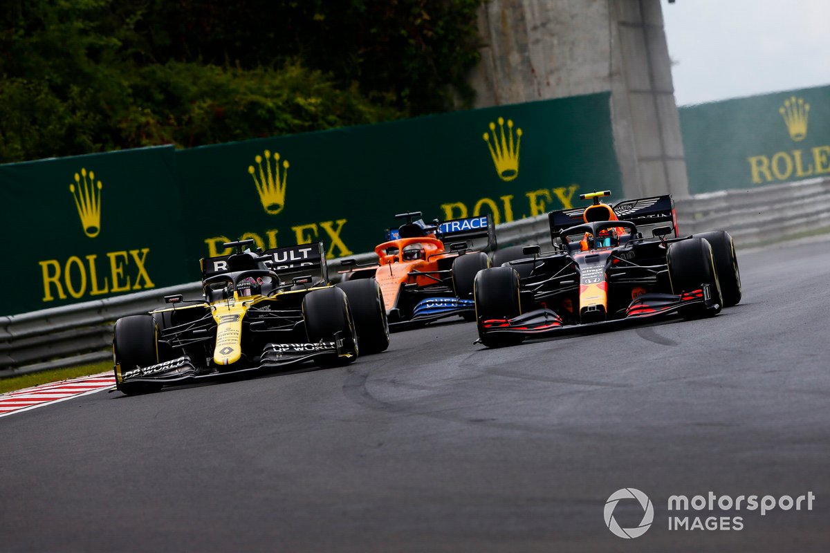 Daniel Ricciardo, Renault F1 Team R.S.20 and Alex Albon, Red Bull Racing RB16 battle