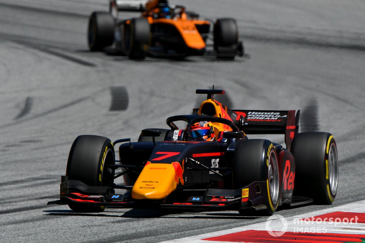 Yuki Tsunoda, Carlin, precede Guilherme Samaia, Campos Racing