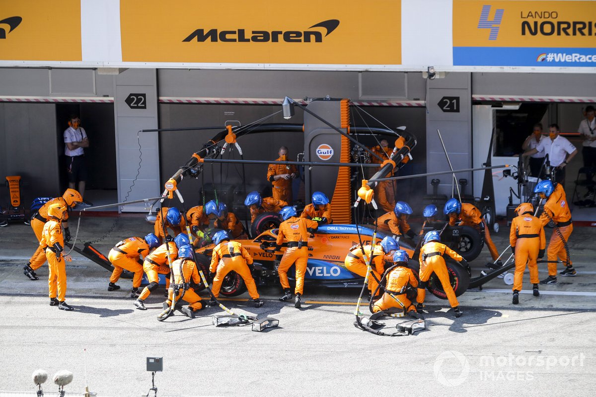 Lando Norris, McLaren MCL35, fa un pit stop
