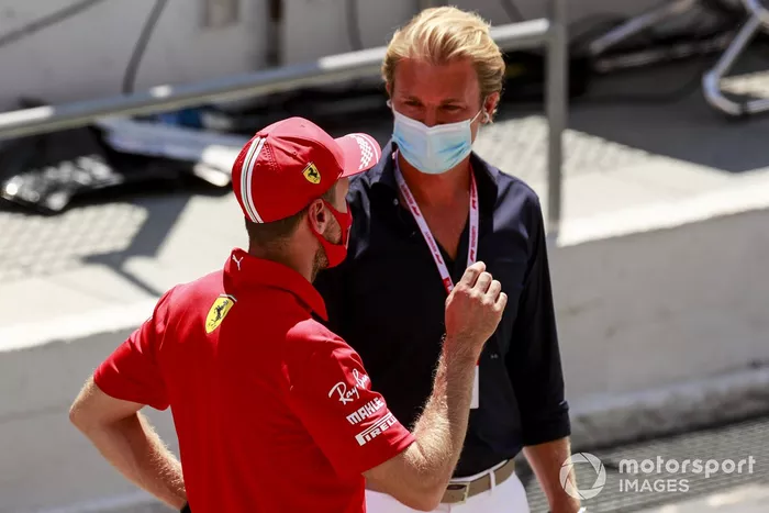 Sebastian Vettel, Ferrari, con Nico Rosberg