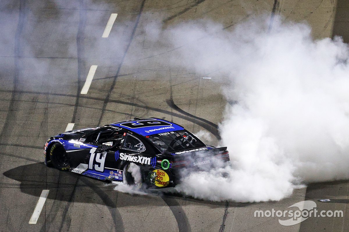Ganador Martin Truex Jr., Joe Gibbs Racing Toyota