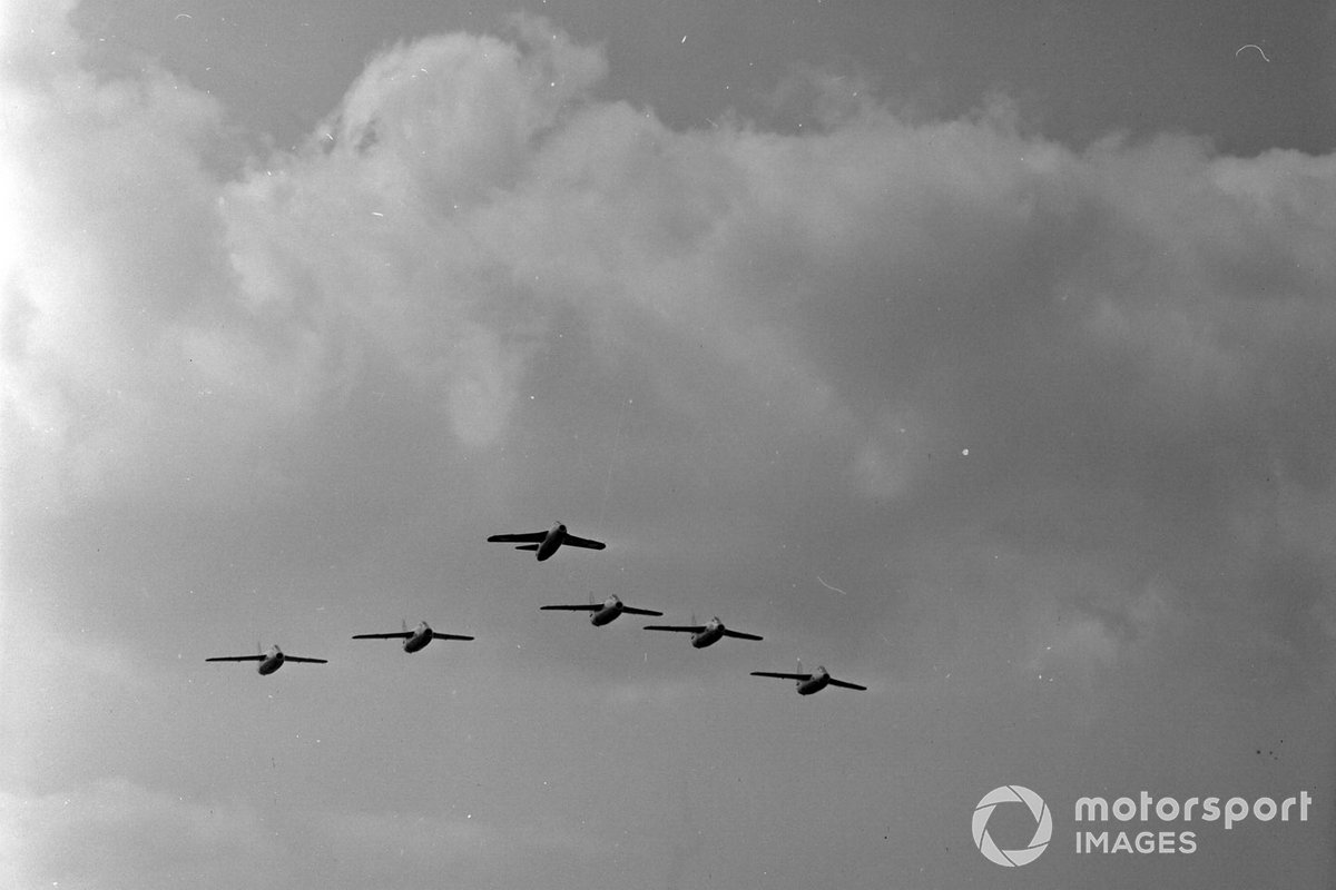 Air display above the circuit