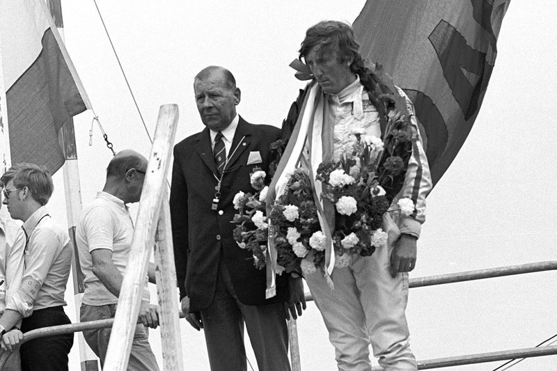 Podium : le vainqueur Jochen Rindt, Lotus 72C, avec la mine sombre après avoir appris la mort de son ami Piers Courage
