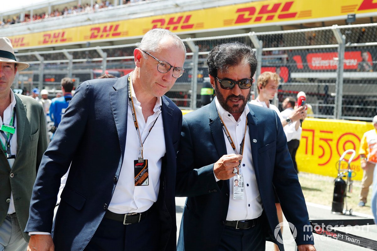 Stefano Domenicali, director general de la Fórmula 1, y Mohammed bin Sulayem, presidente de la FIA, en la parrilla de salida
