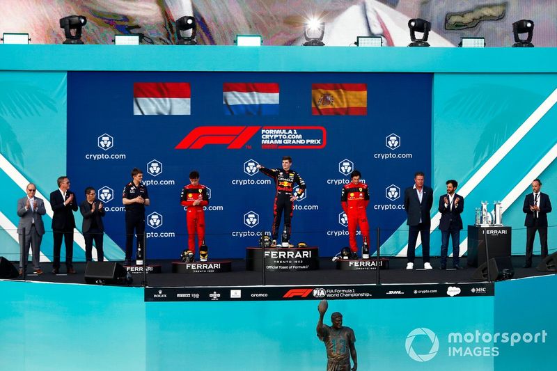 Charles Leclerc, Ferrari, 2ª posición, el miembro del equipo Red Bull Racing, Max Verstappen, Red Bull Racing, 1ª posición, Carlos Sainz, Ferrari, 3ª posición, en el podio
