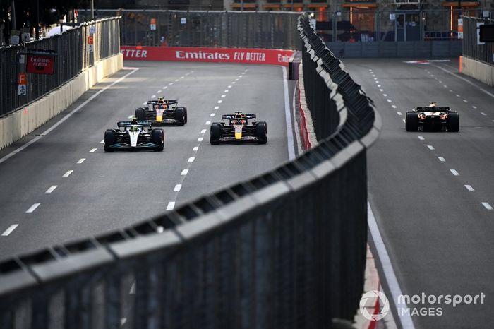 Lewis Hamilton, Mercedes W13, Max Verstappen, Red Bull Racing RB18, Sergio Pérez, Red Bull Racing RB18