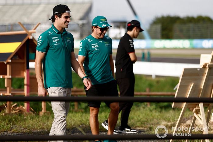Pilotos en la curva dos Proyecto de biodiversidad Buzzin Lance Stroll, Aston Martin F1 Team Fernando Alonso, Aston Martin F1 Team 