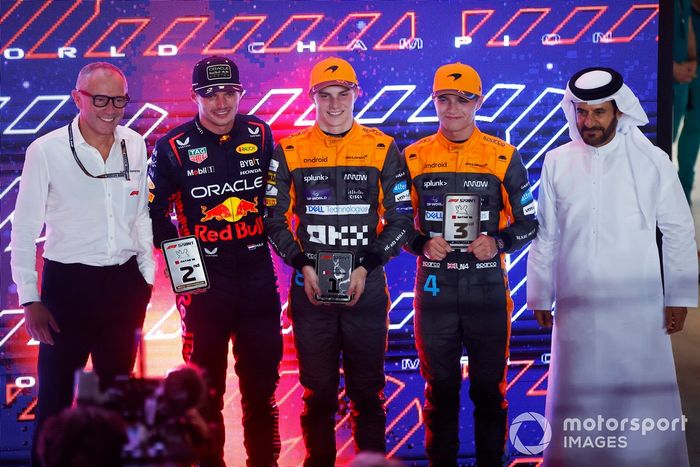 Stefano Domenicali, CEO, Fórmula 1, Max Verstappen, Red Bull Racing, 2ª posición y campeón del mundo de pilotos 2023, Oscar Piastri, McLaren, 1ª posición, Lando Norris, McLaren, 3ª posición, Mohammed bin Sulayem, Presidente, FIA.