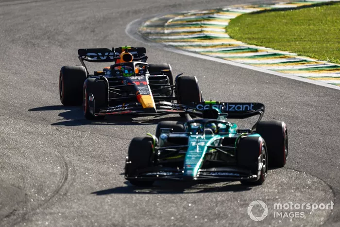 Fernando Alonso, Aston Martin AMR23, lidera Sergio Pérez, Red Bull Racing RB19