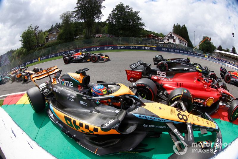 Carlos Sainz, Ferrari SF-23, Oscar Piastri, McLaren MCL60, chocan en la salida