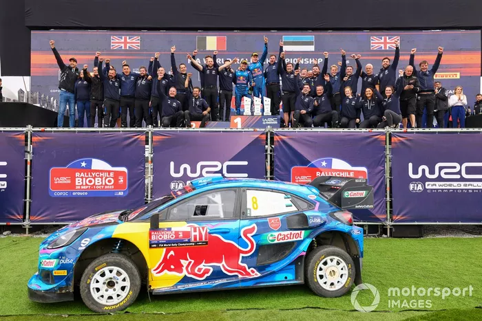 Ott Tänak, Martin Järveoja, M-Sport Ford World Rally Team Ford Puma Rally1 celebran con el equipo