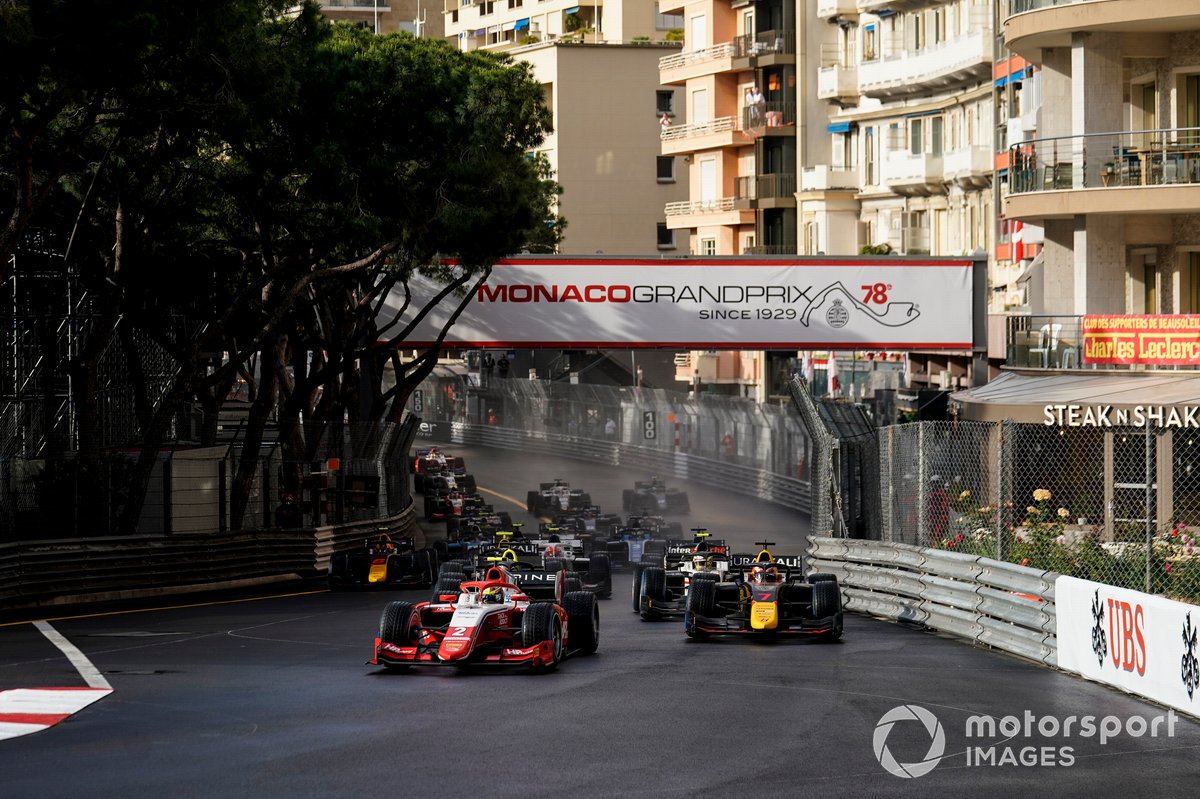 Oscar Piastri, Prema Racing, y Liam Lawson, Hitech Grand Prix, lideran la parrilla en la salida