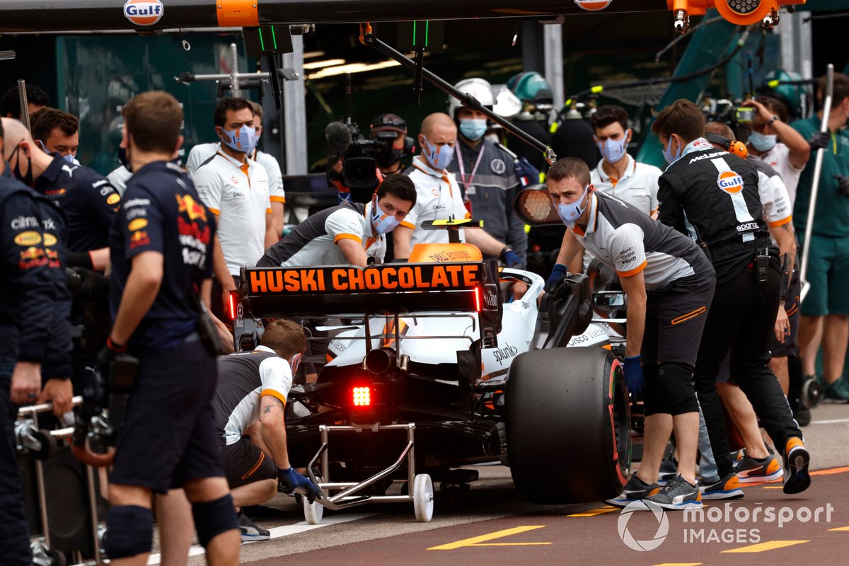 Lando Norris, McLaren MCL35M, ai box