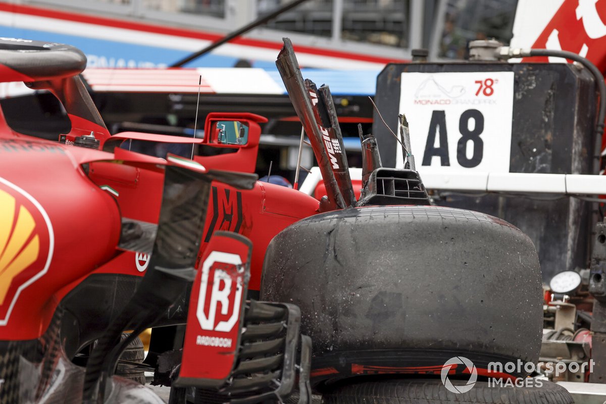 Auto danneggiata di Charles Leclerc, Ferrari SF21, su un camion