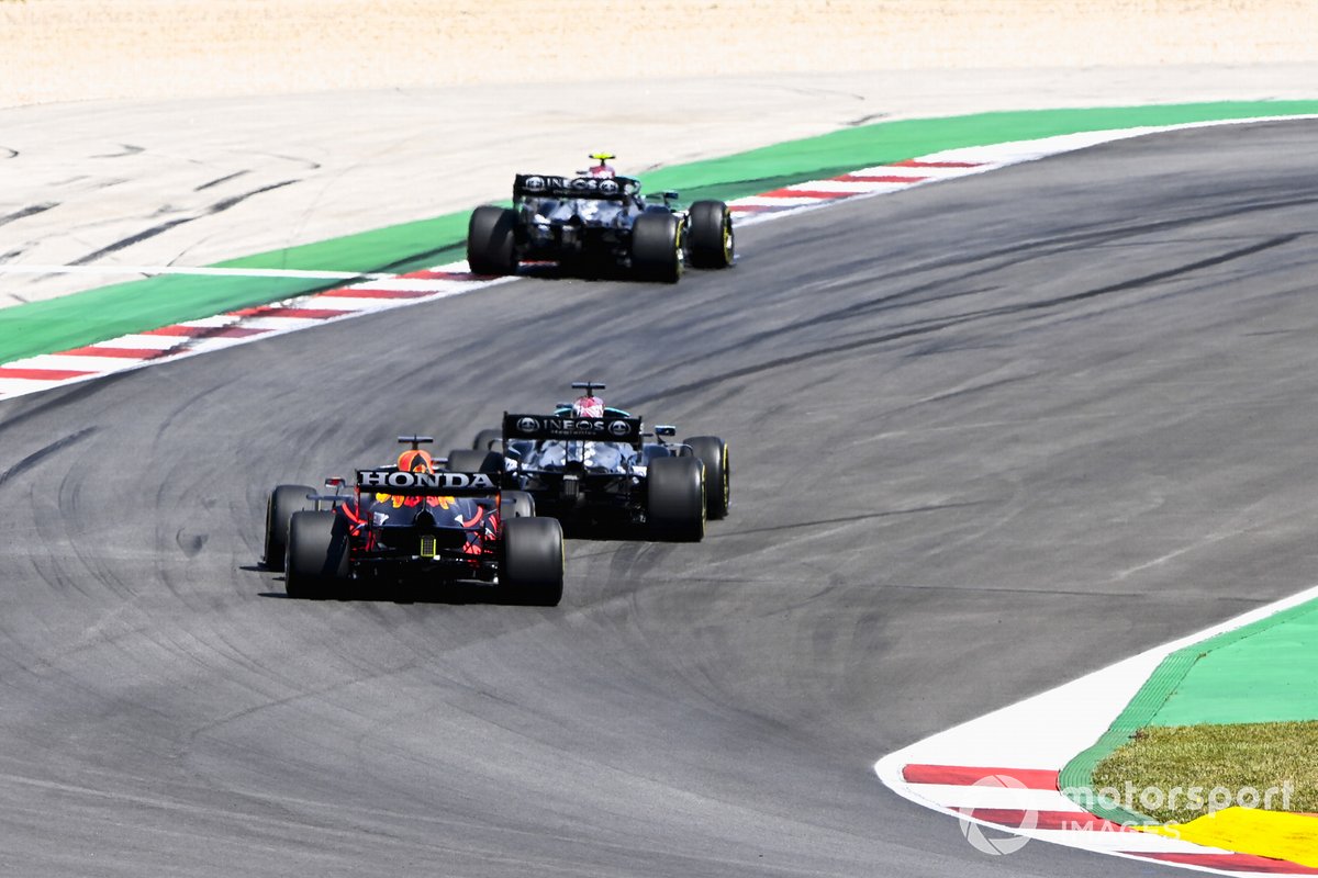 Valtteri Bottas, Mercedes W12, Lewis Hamilton, Mercedes W12, e Max Verstappen, Red Bull Racing RB16B