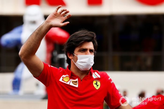 Carlos Sainz Jr., Ferrari, en el desfile de pilotos