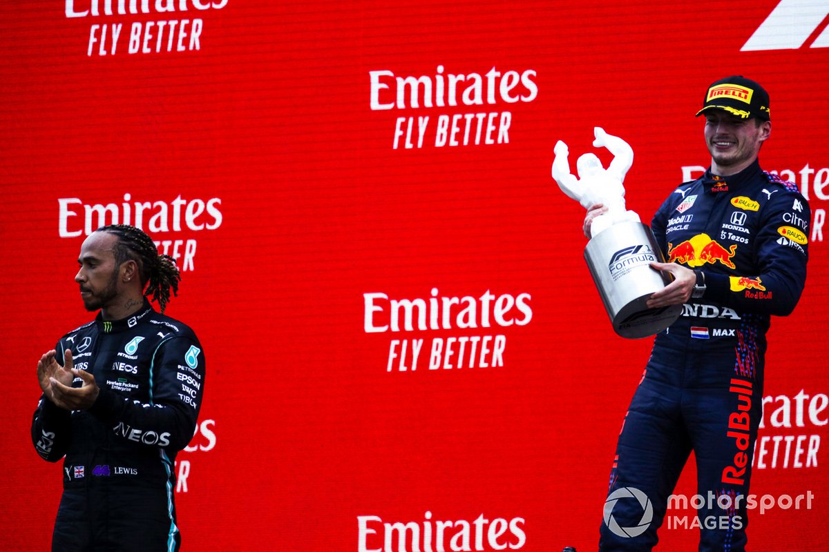 Lewis Hamilton, Mercedes, 2° classificato, e Max Verstappen, Red Bull Racing, 1° classificato, con il suo trofeo
