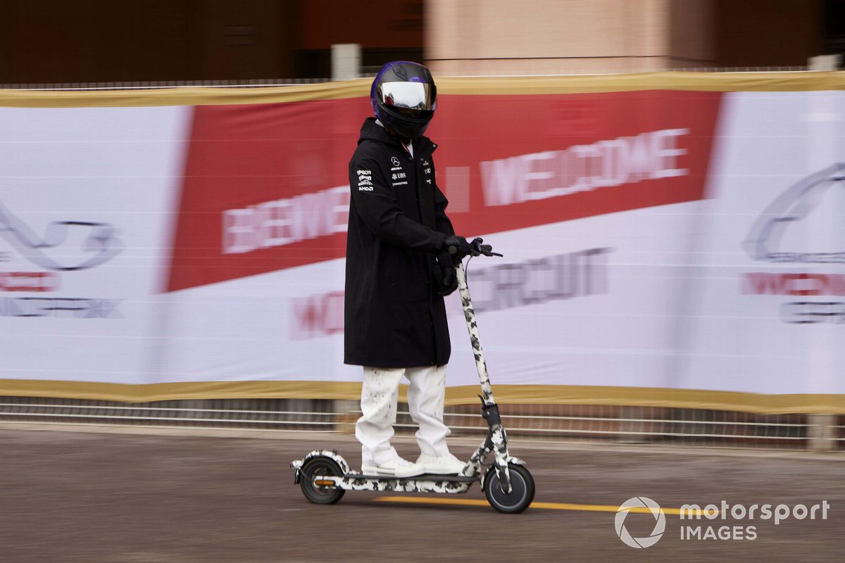 Lewis Hamilton, Mercedes en un scooter