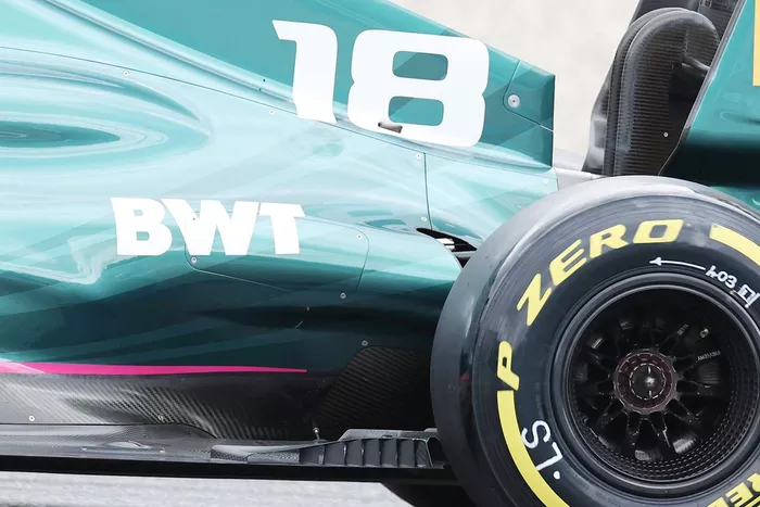 Detalle del piso del Aston Martin AMR21