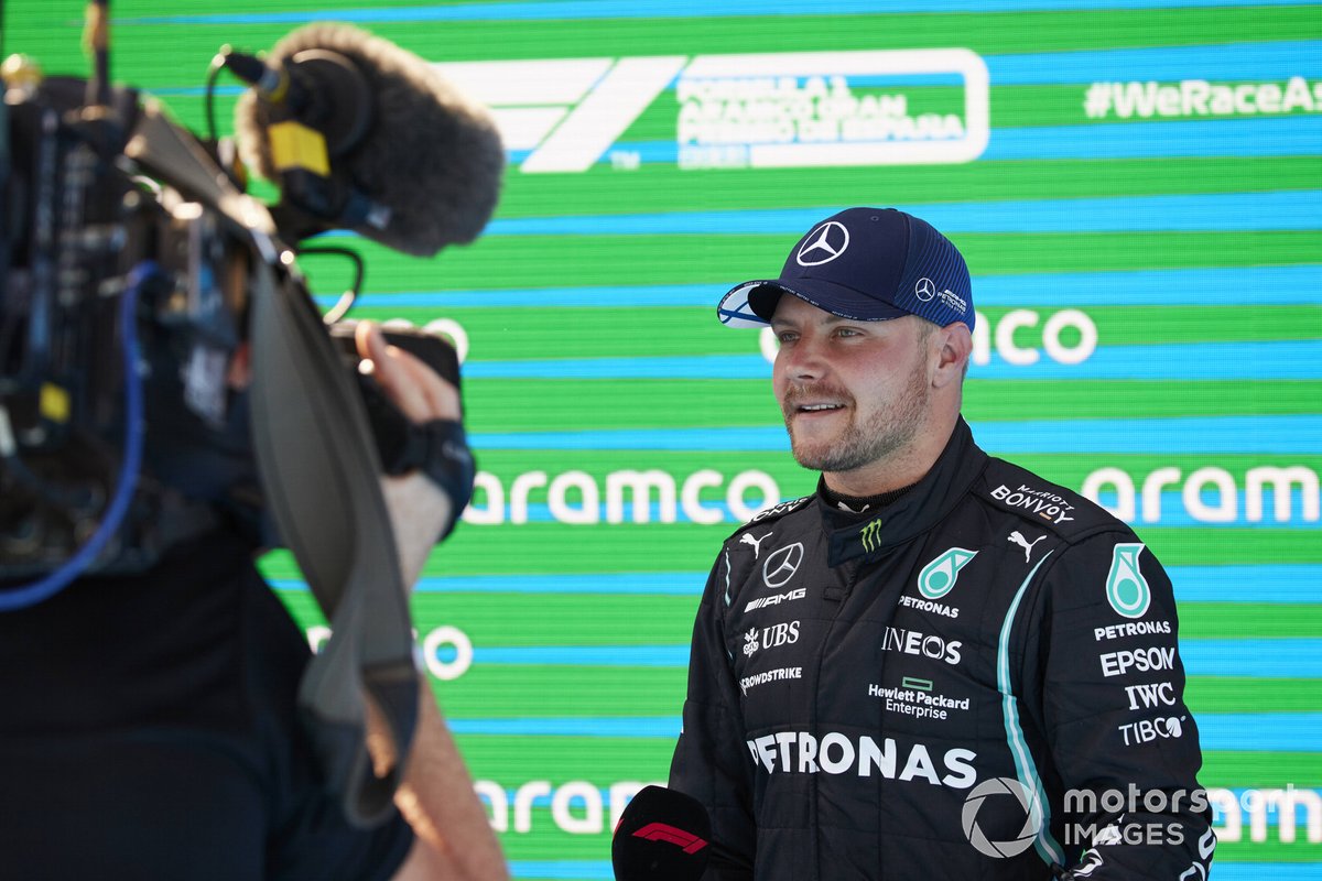 Valtteri Bottas, Mercedes, viene intervistato al Parc Ferme dopo le qualifiche