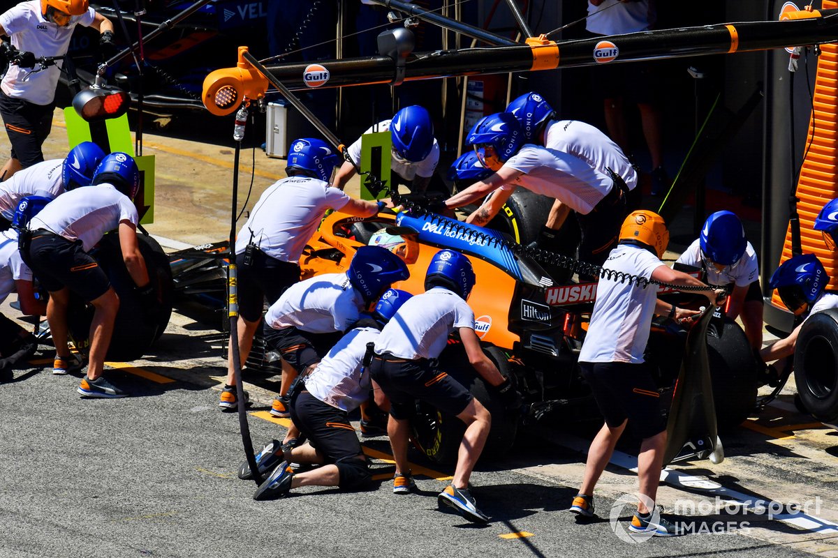 Daniel Ricciardo, McLaren MCL35M, in the pits