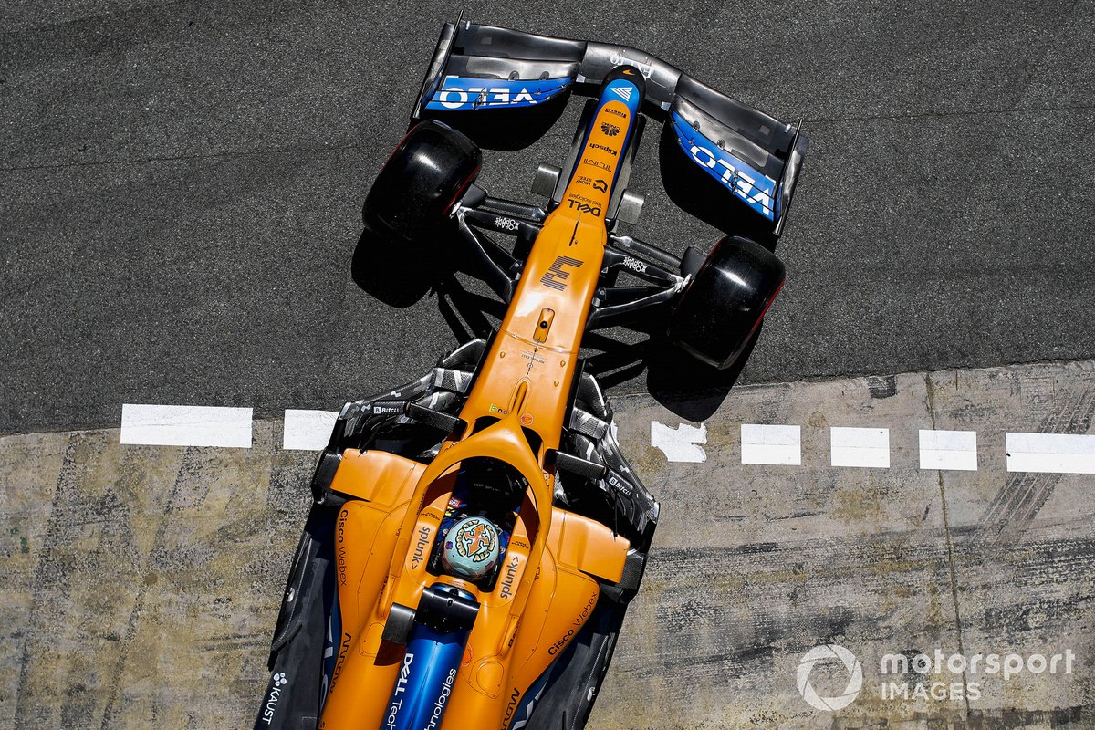 Daniel Ricciardo, McLaren MCL35M, lascia il garage