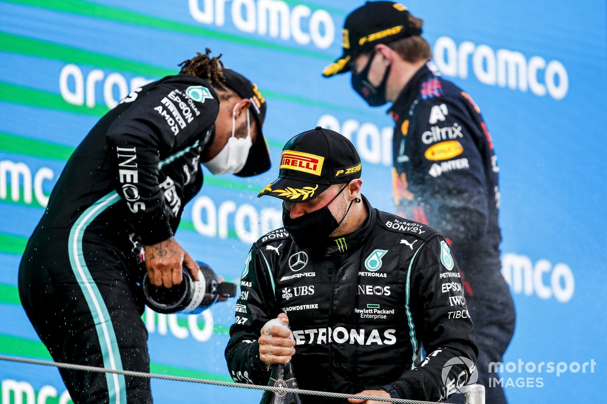Valtteri Bottas, Mercedes, il vincitore della gara Lewis Hamilton, Mercedes e Max Verstappen, Red Bull Racing festeggiano sul podio con lo champagne