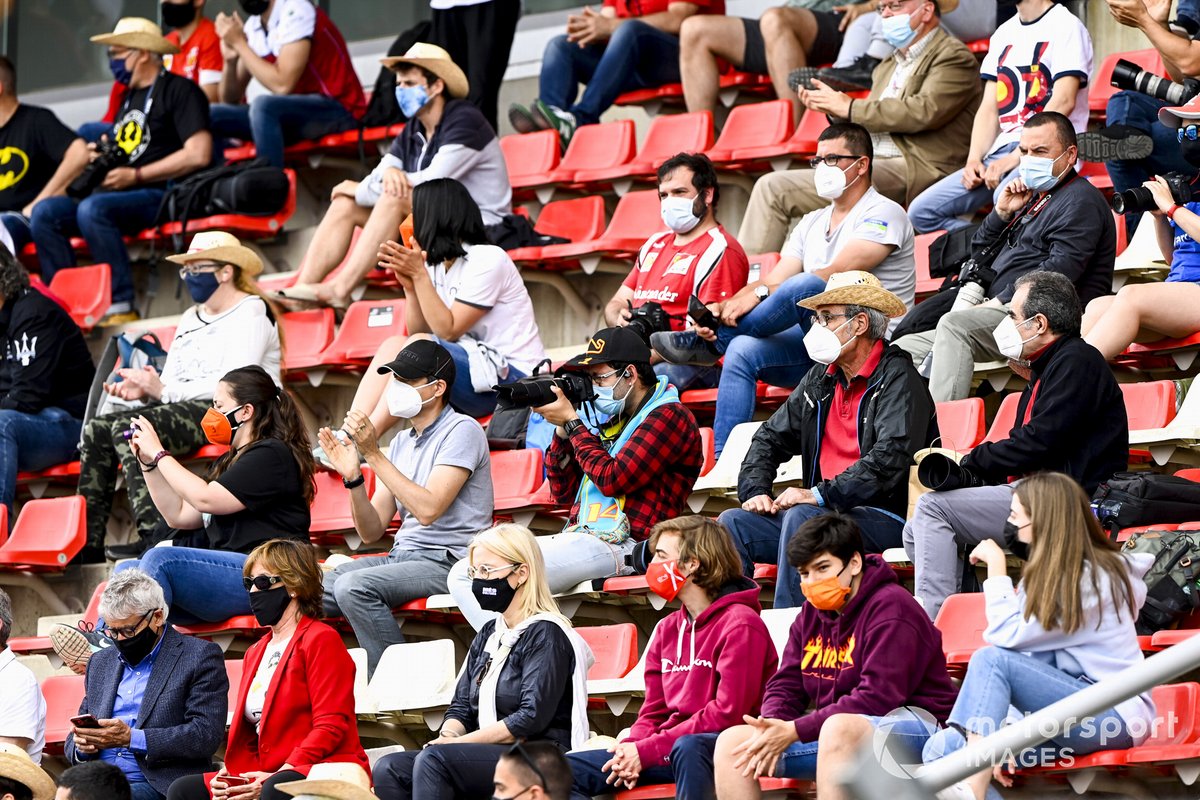 Los fans sentados en las gradas