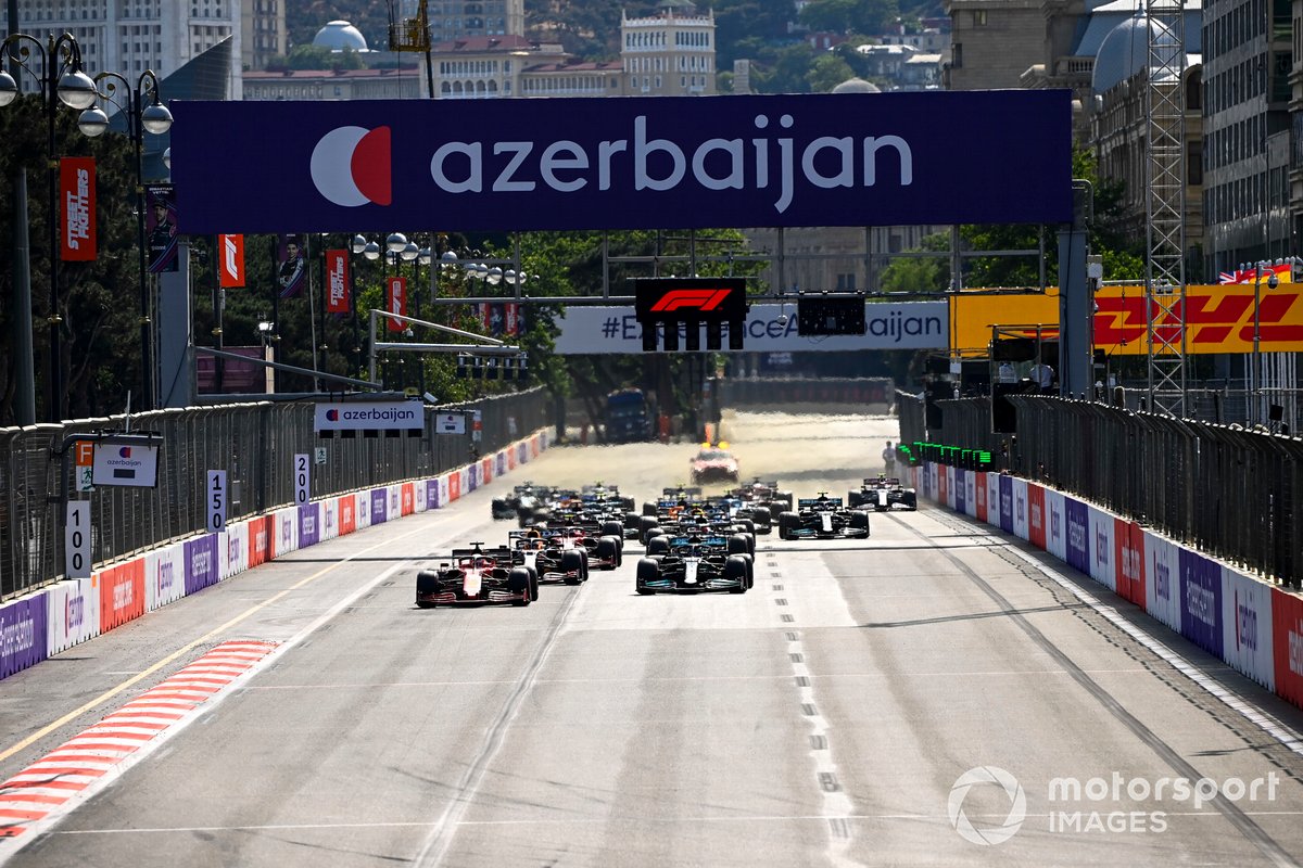 Charles Leclerc, Ferrari SF21, Lewis Hamilton, Mercedes W12, Max Verstappen, Red Bull Racing RB16B, and the rest of the field at the start