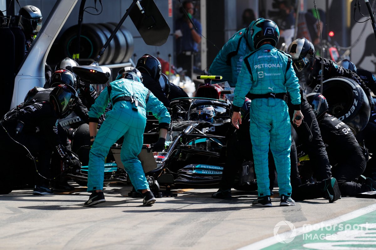 Valtteri Bottas, Mercedes W12 , ai box