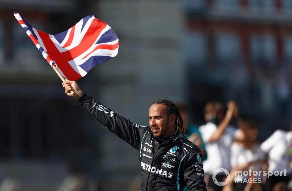Lewis Hamilton, Mercedes, primo classificato, festeggia dopo la gara con la bandiera della Gran Bretagna