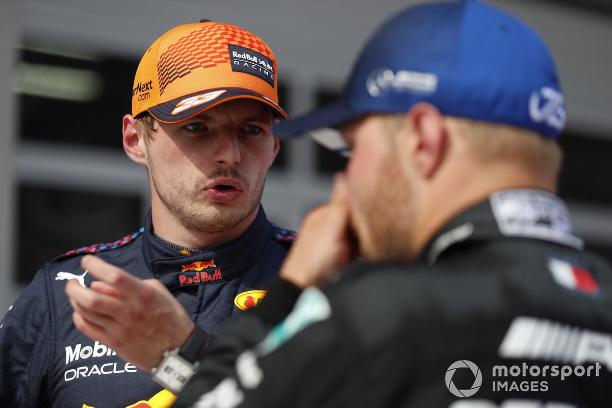 Ganador Max Verstappen, Red Bull Racing, y el segundo lugar Valtteri Bottas, Mercedes, en Parc Ferme