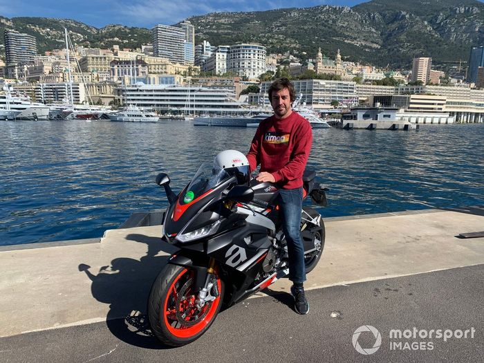 Fernando Alonso y una Aprilia RS 660