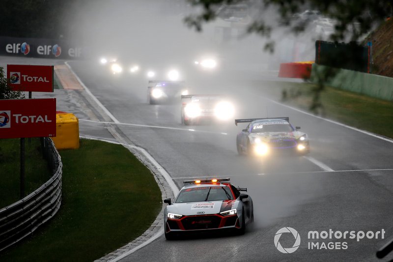 La partenza dietro la Safety car