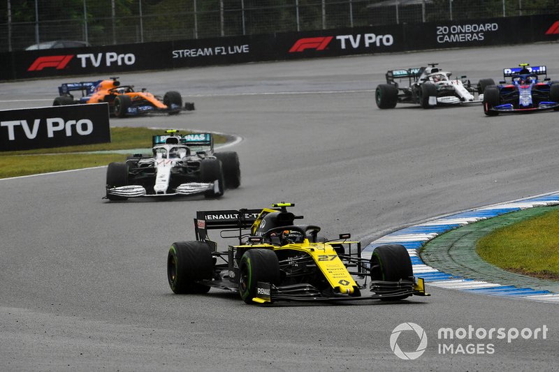 Nico Hulkenberg, Renault F1 Team R.S. 19, precede Valtteri Bottas, Mercedes AMG W10