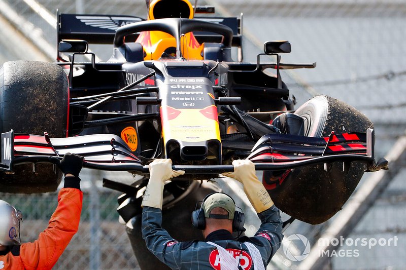 Marshals remove the damaged car of Pierre Gasly, Red Bull Racing RB15, from the circuit