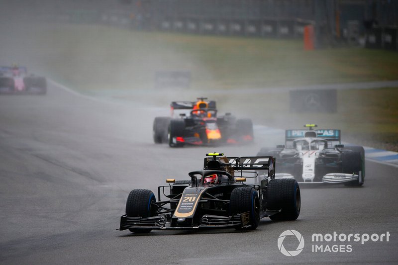 Kevin Magnussen, Haas F1 Team VF-19, precede Valtteri Bottas, Mercedes AMG W10, e Max Verstappen, Red Bull Racing RB15