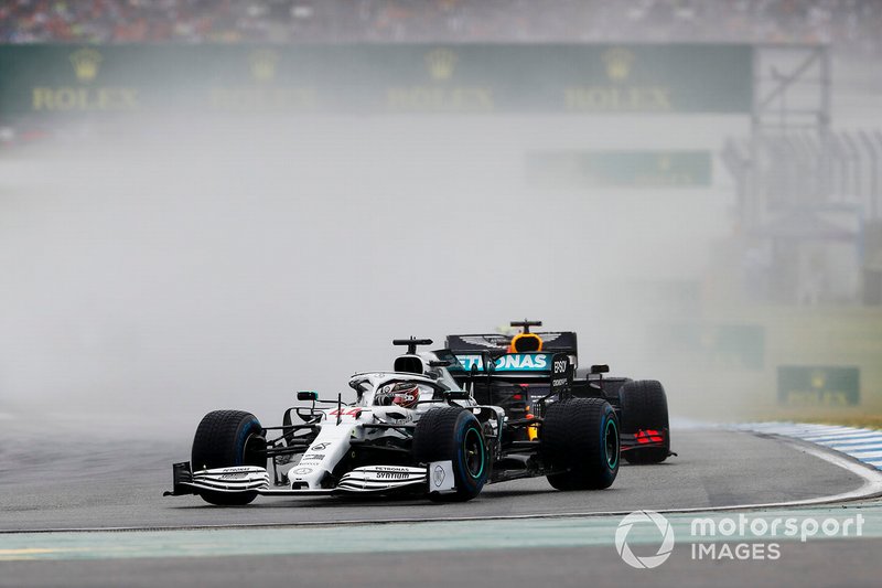 Lewis Hamilton, Mercedes AMG F1 W10, precede Max Verstappen, Red Bull Racing RB15